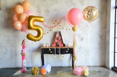 Süslemeleri tatil partisi için. Doğum günü partisi süslemeleri. Bir sürü balonlar. En iyi dekorasyon fikirleri. 