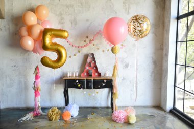 Süslemeleri tatil partisi için. Doğum günü partisi süslemeleri. Bir sürü balonlar. En iyi dekorasyon fikirleri. 