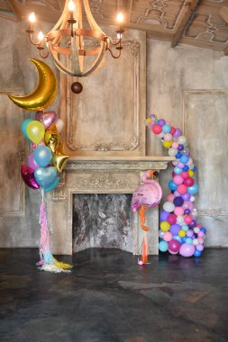 Süslemeleri tatil partisi için. Doğum günü partisi süslemeleri. Bir sürü balonlar. En iyi dekorasyon fikirleri. 