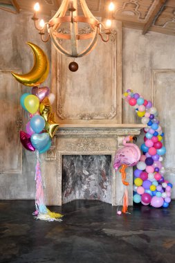Süslemeleri tatil partisi için. Doğum günü partisi süslemeleri. Bir sürü balonlar. En iyi dekorasyon fikirleri. 