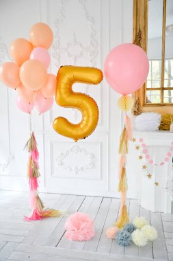 Süslemeleri tatil partisi için. Doğum günü partisi süslemeleri. Bir sürü balonlar. En iyi dekorasyon fikirleri. 