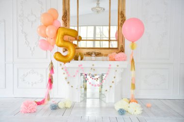 Süslemeleri tatil partisi için. Doğum günü partisi süslemeleri. Bir sürü balonlar. En iyi dekorasyon fikirleri. 