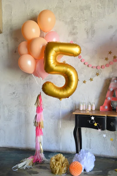 Süslemeleri tatil partisi için. Doğum günü partisi süslemeleri. Bir sürü balonlar. En iyi dekorasyon fikirleri. 