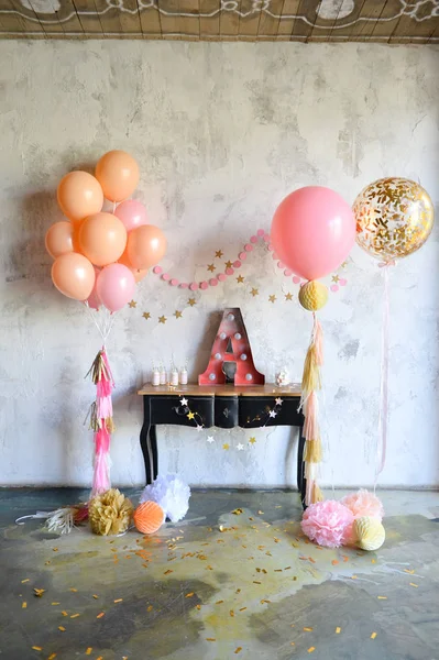 Süslemeleri tatil partisi için. Doğum günü partisi süslemeleri. Bir sürü balonlar. En iyi dekorasyon fikirleri. 