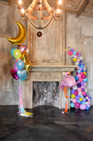 Süslemeleri tatil partisi için. Doğum günü partisi süslemeleri. Bir sürü balonlar. En iyi dekorasyon fikirleri. 