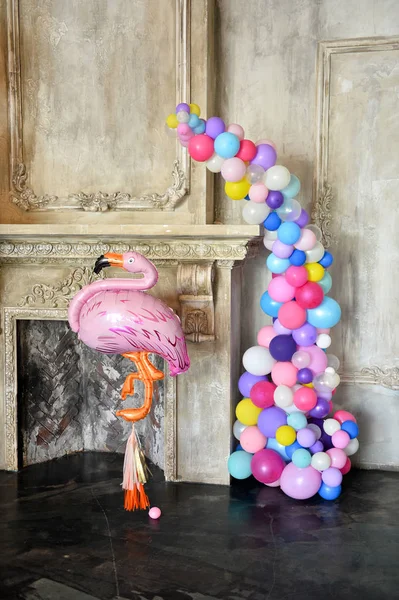 Süslemeleri tatil partisi için. Doğum günü partisi süslemeleri. Bir sürü balonlar. En iyi dekorasyon fikirleri. 