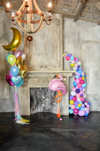 Süslemeleri tatil partisi için. Doğum günü partisi süslemeleri. Bir sürü balonlar. En iyi dekorasyon fikirleri. 