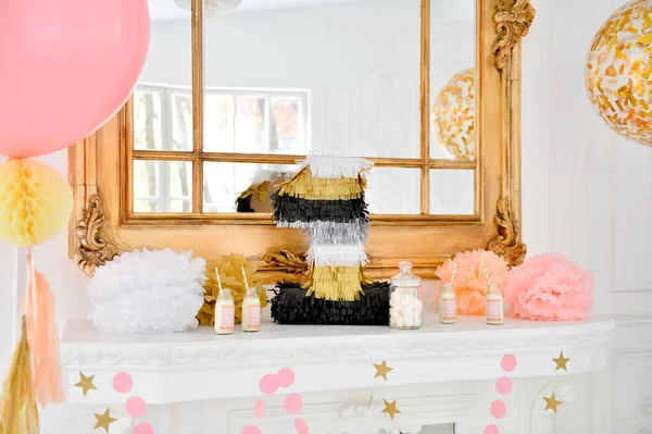 Süslemeleri tatil partisi için. Doğum günü partisi süslemeleri. Bir sürü balonlar. En iyi dekorasyon fikirleri. 