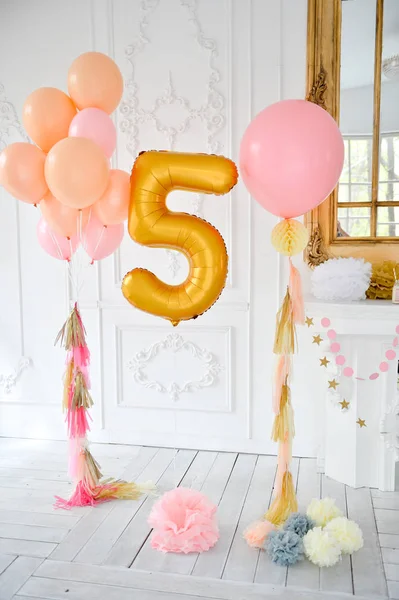 Süslemeleri tatil partisi için. Doğum günü partisi süslemeleri. Bir sürü balonlar. En iyi dekorasyon fikirleri. 