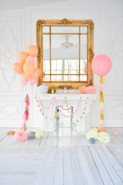 Süslemeleri tatil partisi için. Doğum günü partisi süslemeleri. Bir sürü balonlar. En iyi dekorasyon fikirleri. 