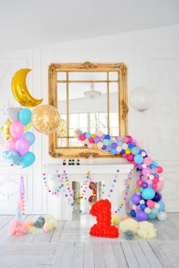 Süslemeleri tatil partisi için. Doğum günü partisi süslemeleri. Bir sürü balonlar. En iyi dekorasyon fikirleri. 