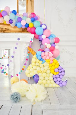 Süslemeleri tatil partisi için. Doğum günü partisi süslemeleri. Bir sürü balonlar. En iyi dekorasyon fikirleri. 