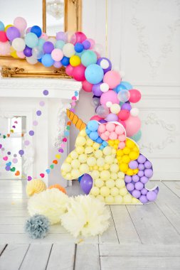 Süslemeleri tatil partisi için. Doğum günü partisi süslemeleri. Bir sürü balonlar. En iyi dekorasyon fikirleri. 