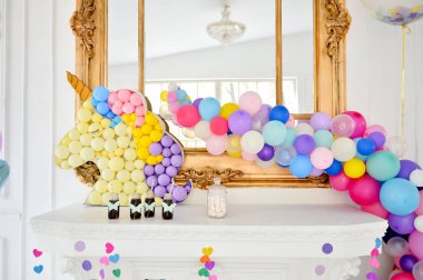 Süslemeleri tatil partisi için. Doğum günü partisi süslemeleri. Bir sürü balonlar. En iyi dekorasyon fikirleri. 