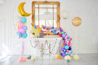 Süslemeleri tatil partisi için. Doğum günü partisi süslemeleri. Bir sürü balonlar. En iyi dekorasyon fikirleri. 