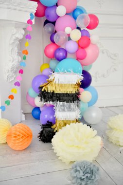 Süslemeleri tatil partisi için. Doğum günü partisi süslemeleri. Bir sürü balonlar. En iyi dekorasyon fikirleri. 