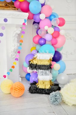 Süslemeleri tatil partisi için. Doğum günü partisi süslemeleri. Bir sürü balonlar. En iyi dekorasyon fikirleri. 