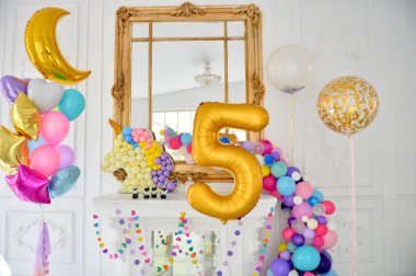 Süslemeleri tatil partisi için. Bir sürü balonlar. Doğum günü dekorasyon fikirleri. 