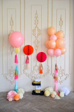 Süslemeleri tatil partisi için. Bir sürü balonlar. Doğum günü dekorasyon fikirleri. 