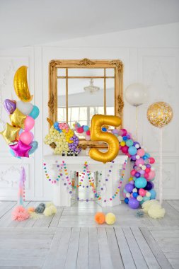 Süslemeleri tatil partisi için. Bir sürü balonlar. Doğum günü dekorasyon fikirleri. 