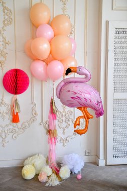 Süslemeleri tatil partisi için. Bir sürü balonlar. Doğum günü dekorasyon fikirleri. 