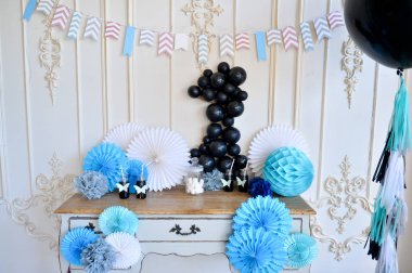 Süslemeleri tatil partisi için. Bir sürü balonlar. Doğum günü dekorasyon fikirleri. 