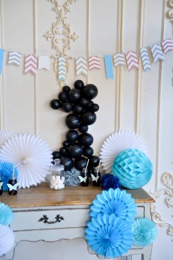 Süslemeleri tatil partisi için. Bir sürü balonlar. Doğum günü dekorasyon fikirleri. 