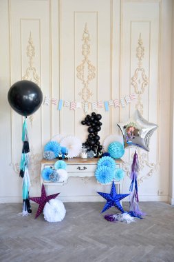 Süslemeleri tatil partisi için. Bir sürü balonlar. Doğum günü dekorasyon fikirleri. 