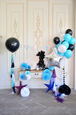 Süslemeleri tatil partisi için. Bir sürü balonlar. Doğum günü dekorasyon fikirleri. 