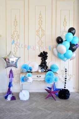 Süslemeleri tatil partisi için. Bir sürü balonlar. Doğum günü dekorasyon fikirleri. 