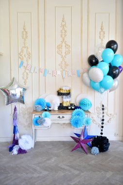 Süslemeleri tatil partisi için. Bir sürü balonlar. Doğum günü dekorasyon fikirleri. 