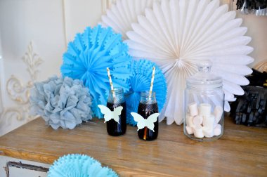 Süslemeleri tatil partisi için. Bir sürü balonlar. Doğum günü dekorasyon fikirleri. 