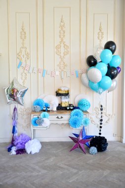 Süslemeleri tatil partisi için. Bir sürü balonlar. Doğum günü dekorasyon fikirleri. 