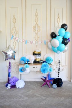 Süslemeleri tatil partisi için. Bir sürü balonlar. Doğum günü dekorasyon fikirleri. 