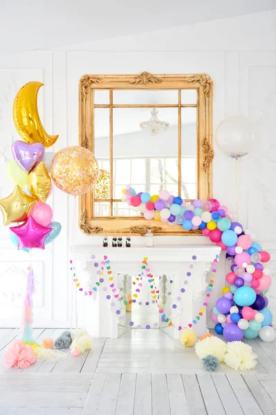 Süslemeleri tatil partisi için. Doğum günü partisi süslemeleri. Bir sürü balonlar. En iyi dekorasyon fikirleri. 