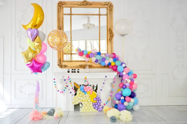 Süslemeleri tatil partisi için. Doğum günü partisi süslemeleri. Bir sürü balonlar. En iyi dekorasyon fikirleri. 