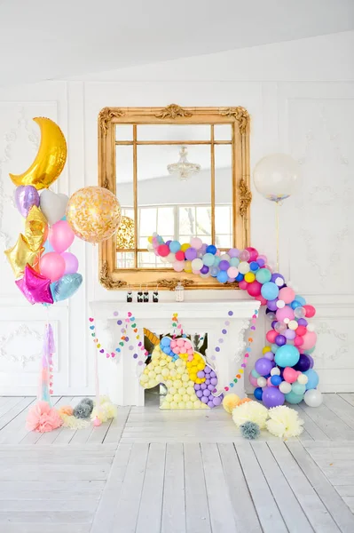 Süslemeleri tatil partisi için. Doğum günü partisi süslemeleri. Bir sürü balonlar. En iyi dekorasyon fikirleri. 