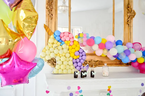 Süslemeleri tatil partisi için. Doğum günü partisi süslemeleri. Bir sürü balonlar. En iyi dekorasyon fikirleri. 