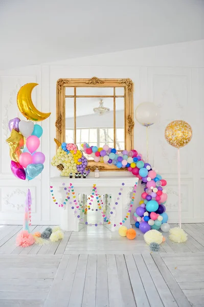 Süslemeleri tatil partisi için. Doğum günü partisi süslemeleri. Bir sürü balonlar. En iyi dekorasyon fikirleri. 