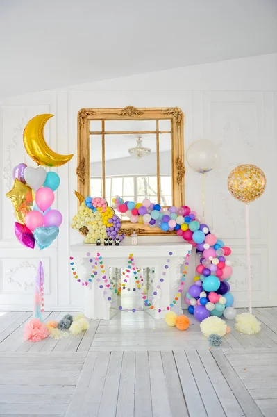 Süslemeleri tatil partisi için. Doğum günü partisi süslemeleri. Bir sürü balonlar. En iyi dekorasyon fikirleri. 