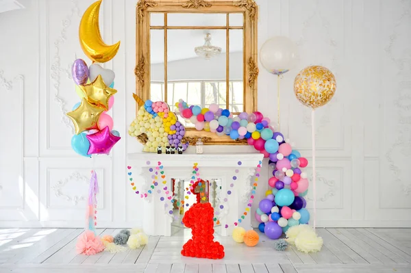 Süslemeleri tatil partisi için. Bir sürü balonlar. Doğum günü dekorasyon fikirleri. 