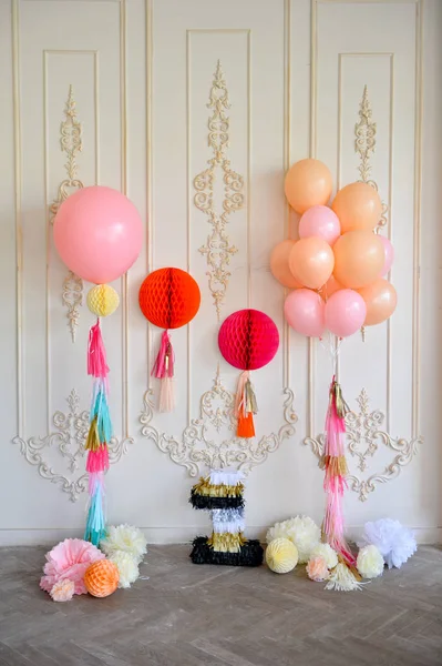 Süslemeleri tatil partisi için. Bir sürü balonlar. Doğum günü dekorasyon fikirleri. 