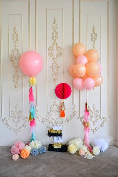 Süslemeleri tatil partisi için. Bir sürü balonlar. Doğum günü dekorasyon fikirleri. 