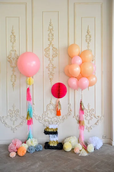 Süslemeleri tatil partisi için. Bir sürü balonlar. Doğum günü dekorasyon fikirleri. 