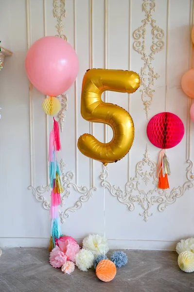 Süslemeleri tatil partisi için. Bir sürü balonlar. Doğum günü dekorasyon fikirleri. 