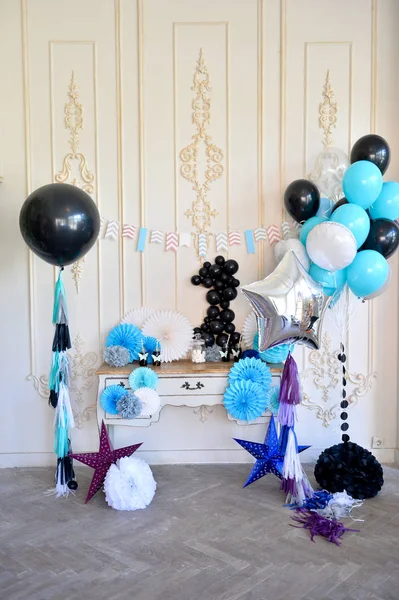 Süslemeleri tatil partisi için. Bir sürü balonlar. Doğum günü dekorasyon fikirleri. 
