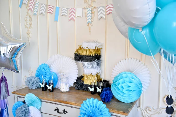 Süslemeleri tatil partisi için. Bir sürü balonlar. Doğum günü dekorasyon fikirleri. 