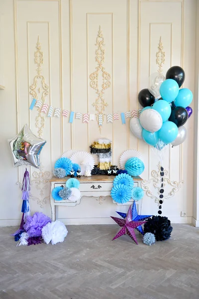 Süslemeleri tatil partisi için. Bir sürü balonlar. Doğum günü dekorasyon fikirleri. 