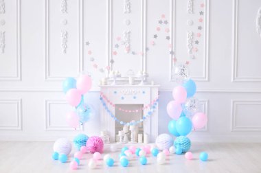 Doğum günü dekorasyon fikirleri. Süslemeleri tatil partisi için. Bir sürü balonlar. Balonlar mavi ve pembe renkler. 