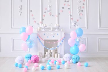 Doğum günü dekorasyon fikirleri. Süslemeleri tatil partisi için. Bir sürü balonlar. Balonlar mavi ve pembe renkler. 